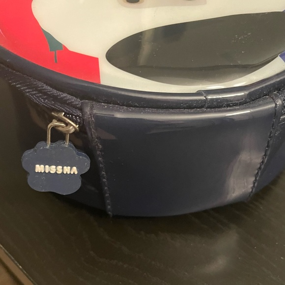 Round Cosmetics Case by Missha - Picture 2 of 8